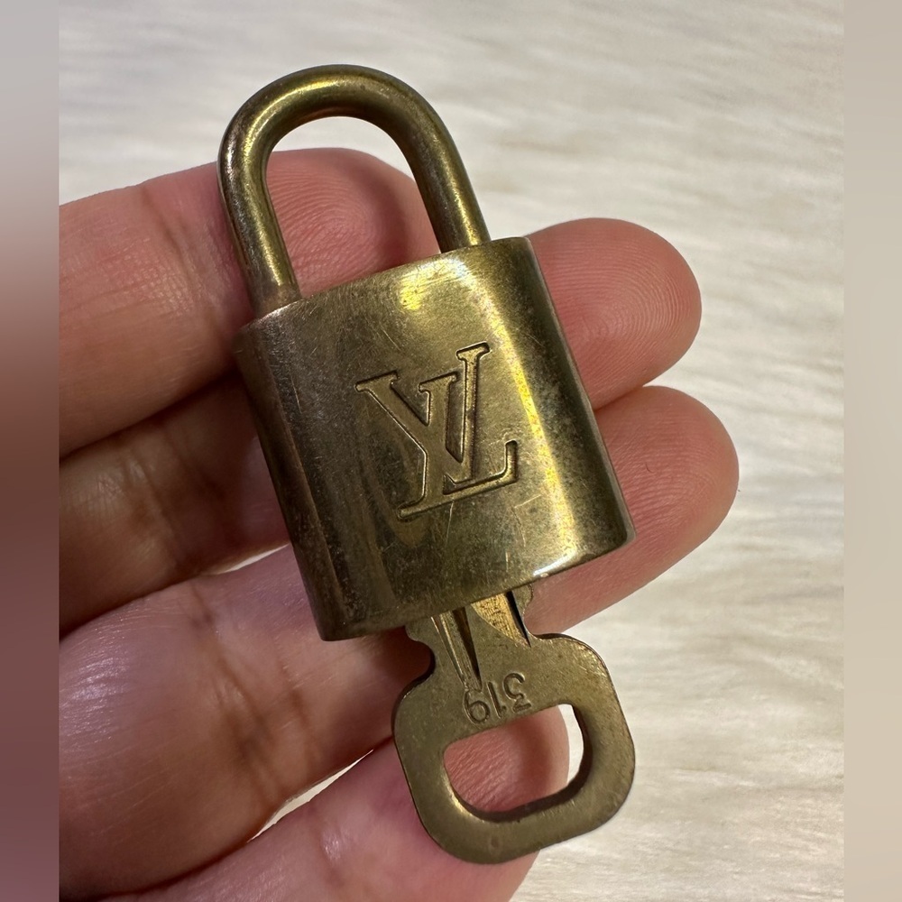 LOUIS VUITTON lock and key #319